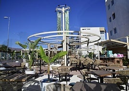 Vista del interior de la terraza Palmira, en el complejo Roca Verde (Playa del Inglés).