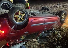 Imagen del vehículo volcado