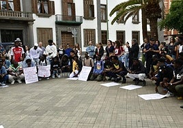Imagen de la concentración celebrada este jueves en la capital grancanaria con motivo de la muerte de Abdoulie Bah.