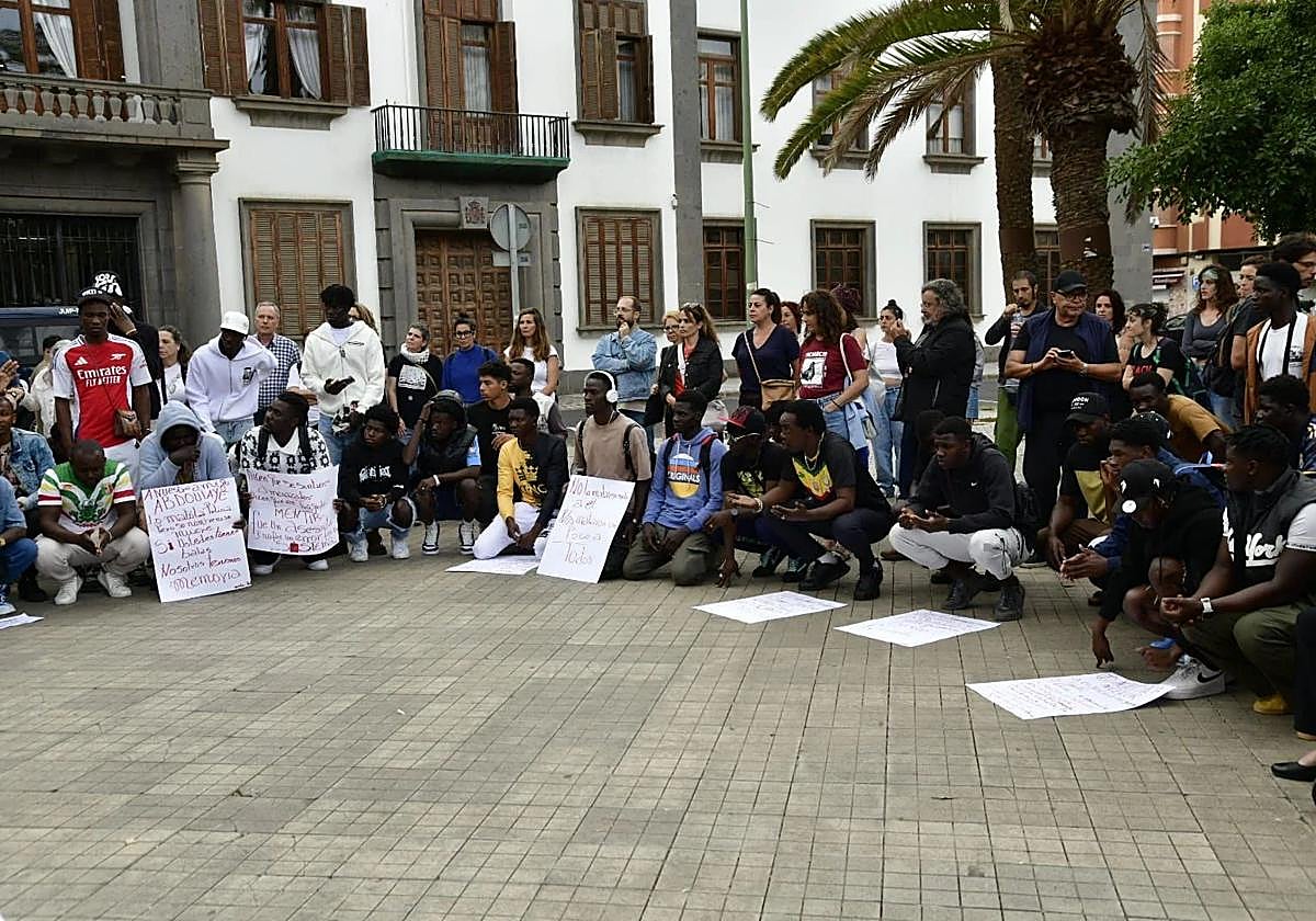 Imagen de la concentración celebrada este jueves en la capital grancanaria con motivo de la muerte de Abdoulie Bah.
