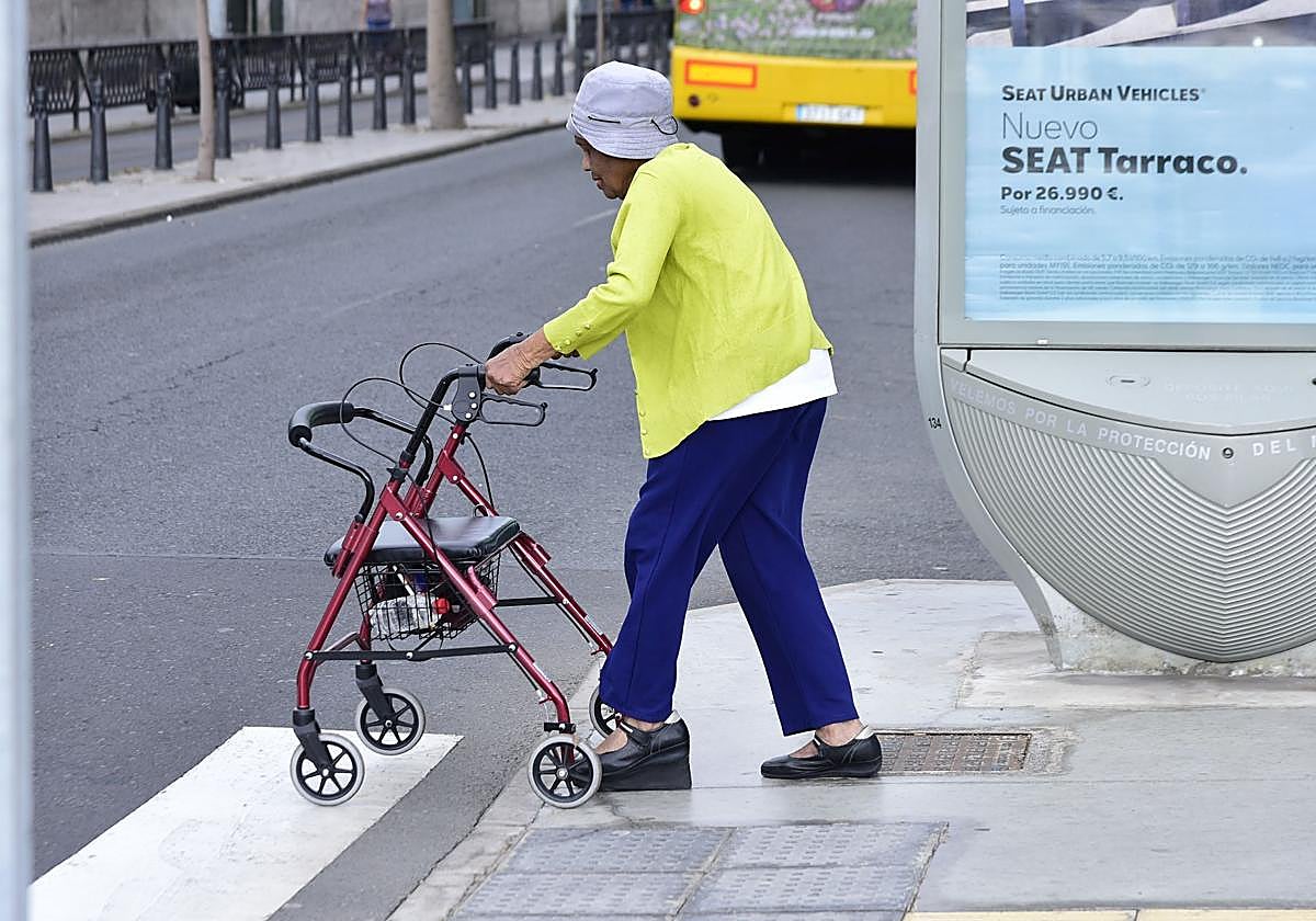 Imagen de archivo de una persona con problemas de movilidad.