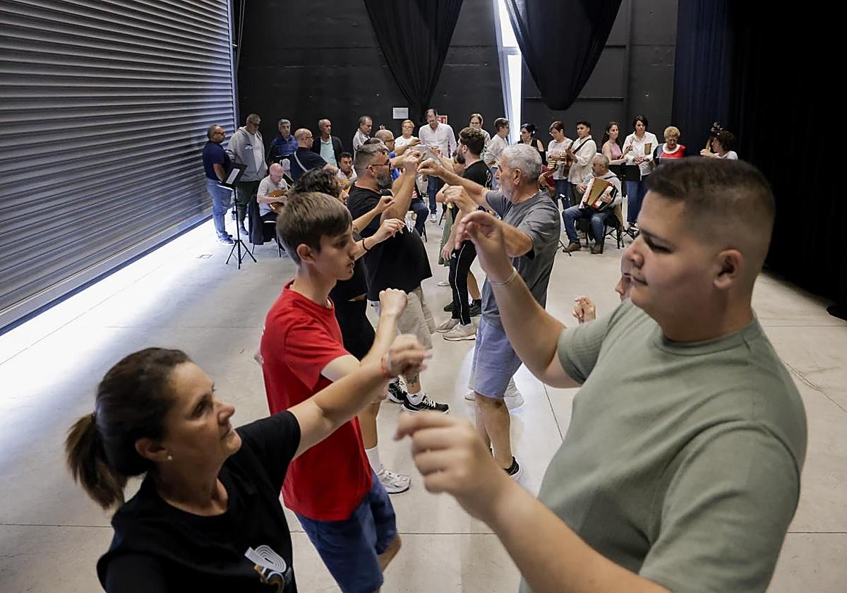 Ensayo de los componentes en la caja escénica del parque del Buen Suceso.