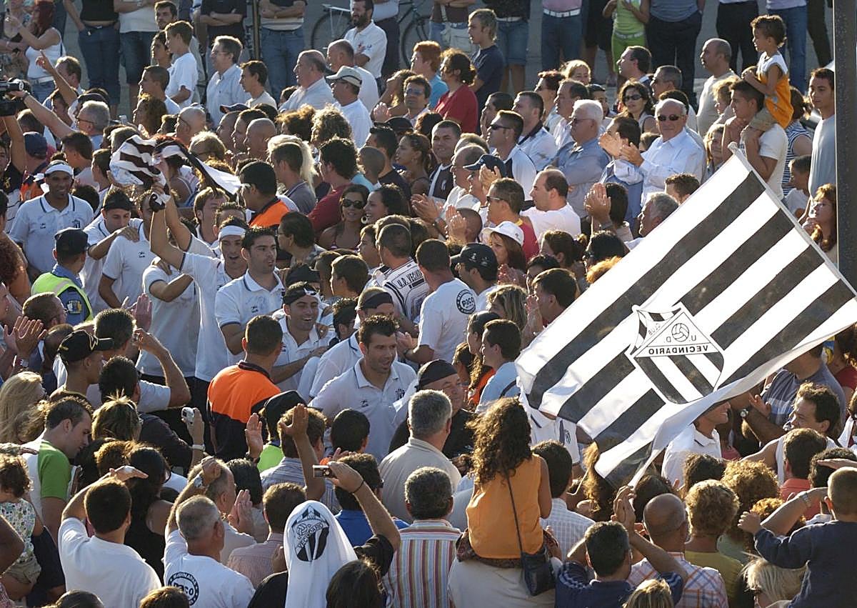 Imagen secundaria 1 - Gran homenaje en Vecindario a los héroes de 2006