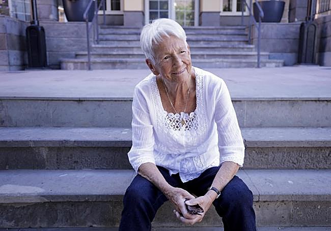 Natasha, en la escalinata entre el Ayuntamiento de Mogán y la plaza Sarmiento y Coto