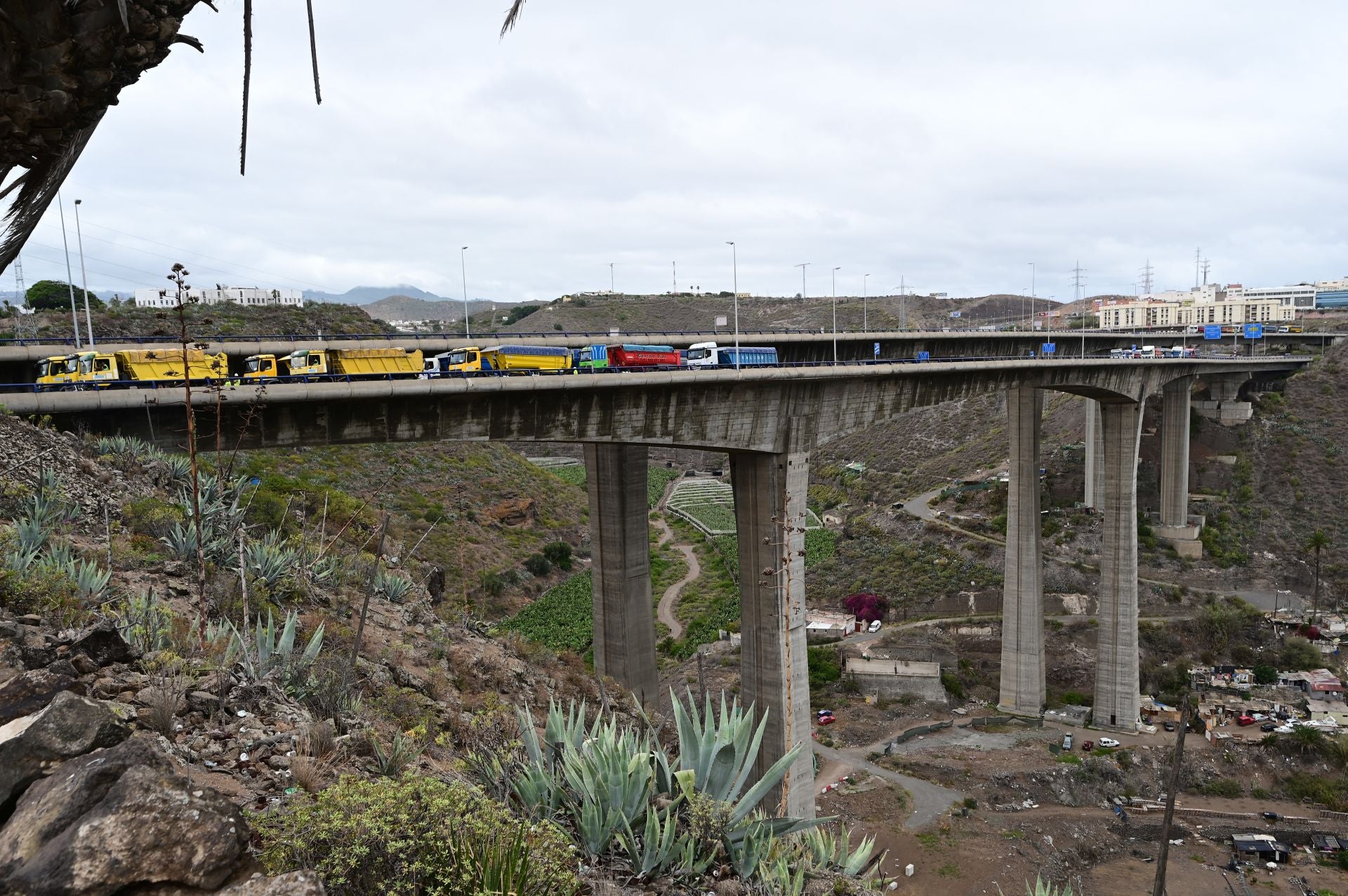 Las imágenes de la prueba de carga del viaducto del Guiniguada