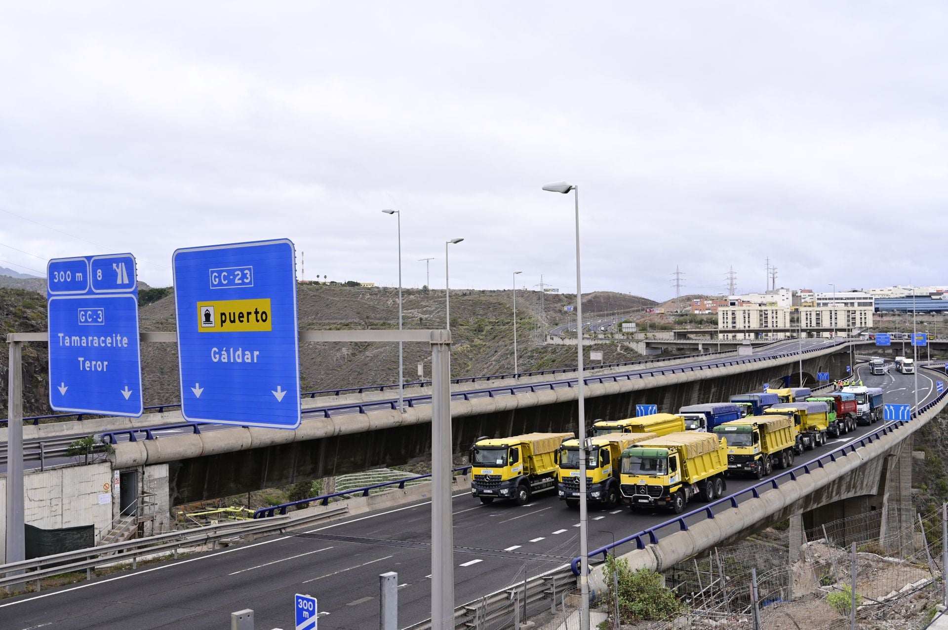 Las imágenes de la prueba de carga del viaducto del Guiniguada