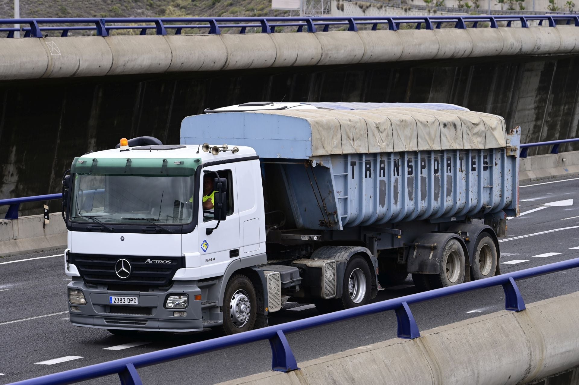 Las imágenes de la prueba de carga del viaducto del Guiniguada