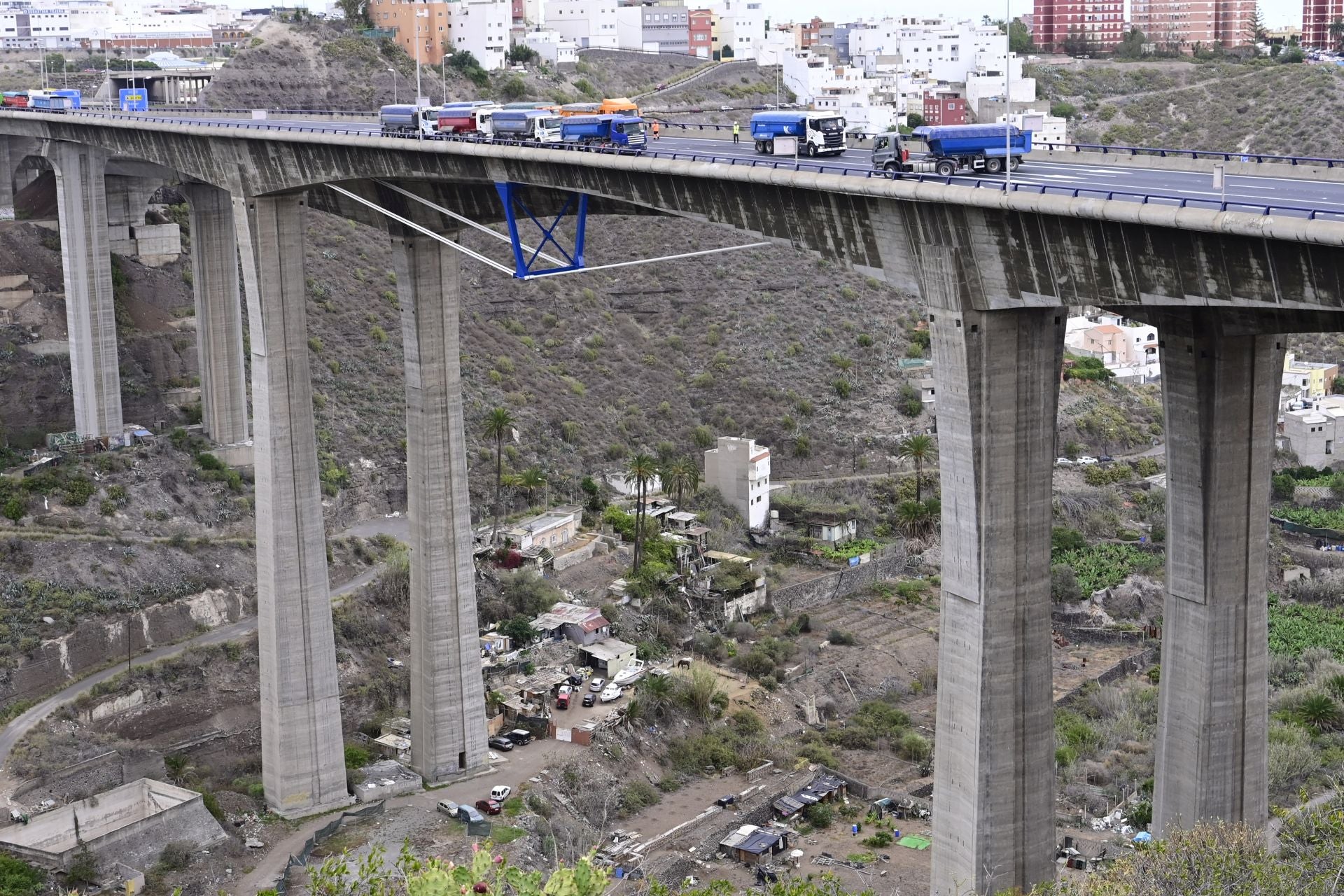 Las imágenes de la prueba de carga del viaducto del Guiniguada