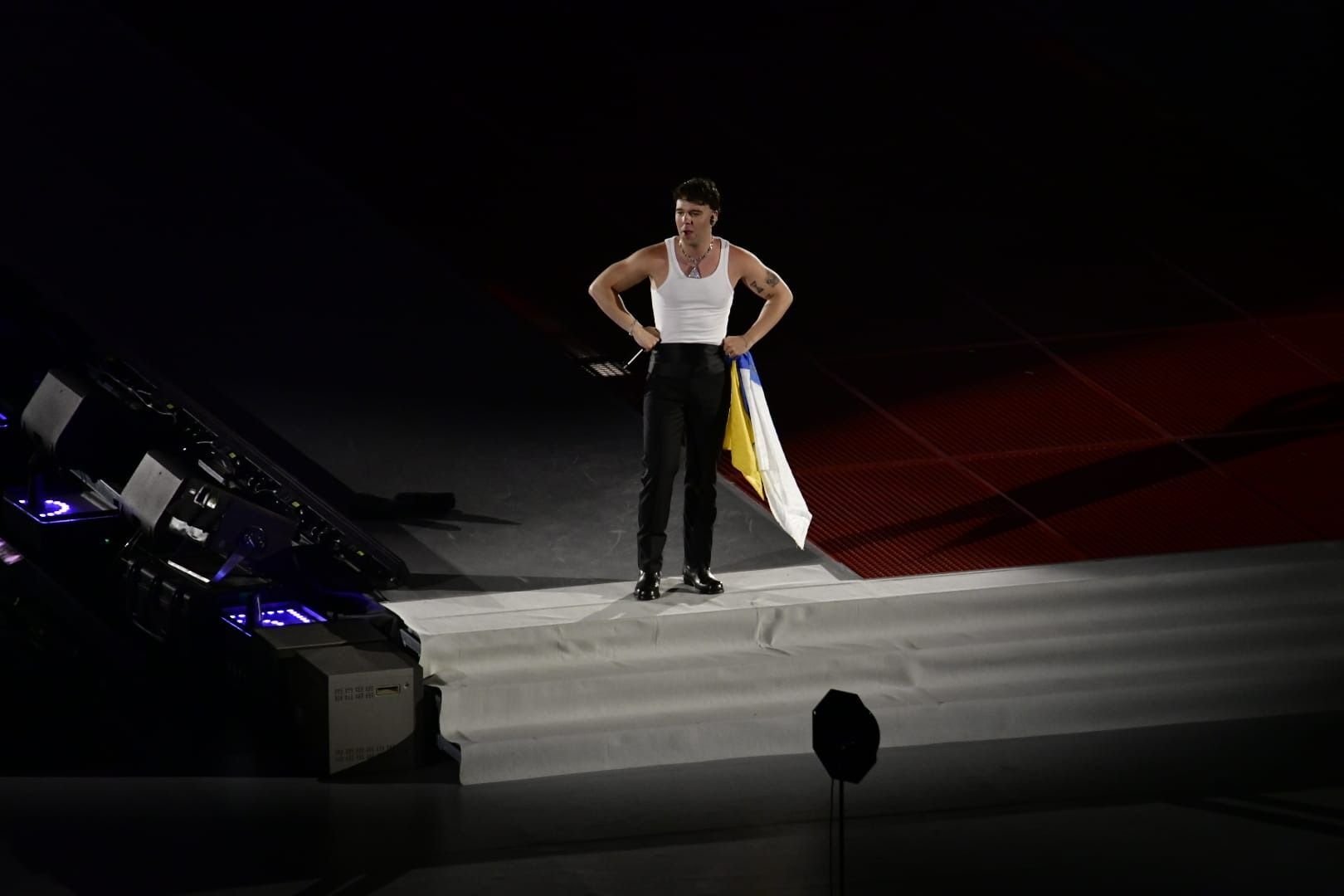 El artista grancanario, Quevedo, observando a su público con la bandera de Canarias.