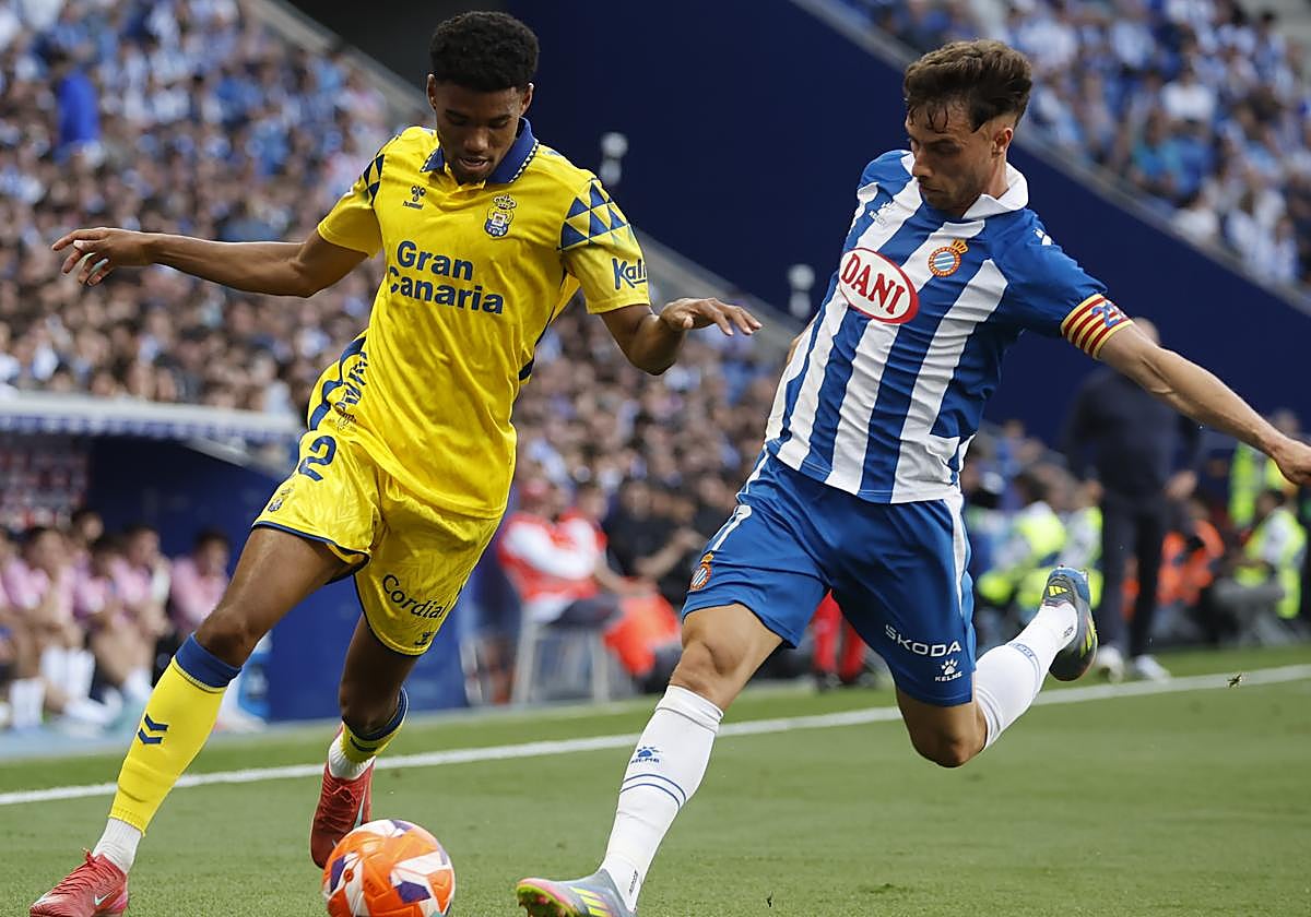 Marvin se lleva el balón ante Puado.