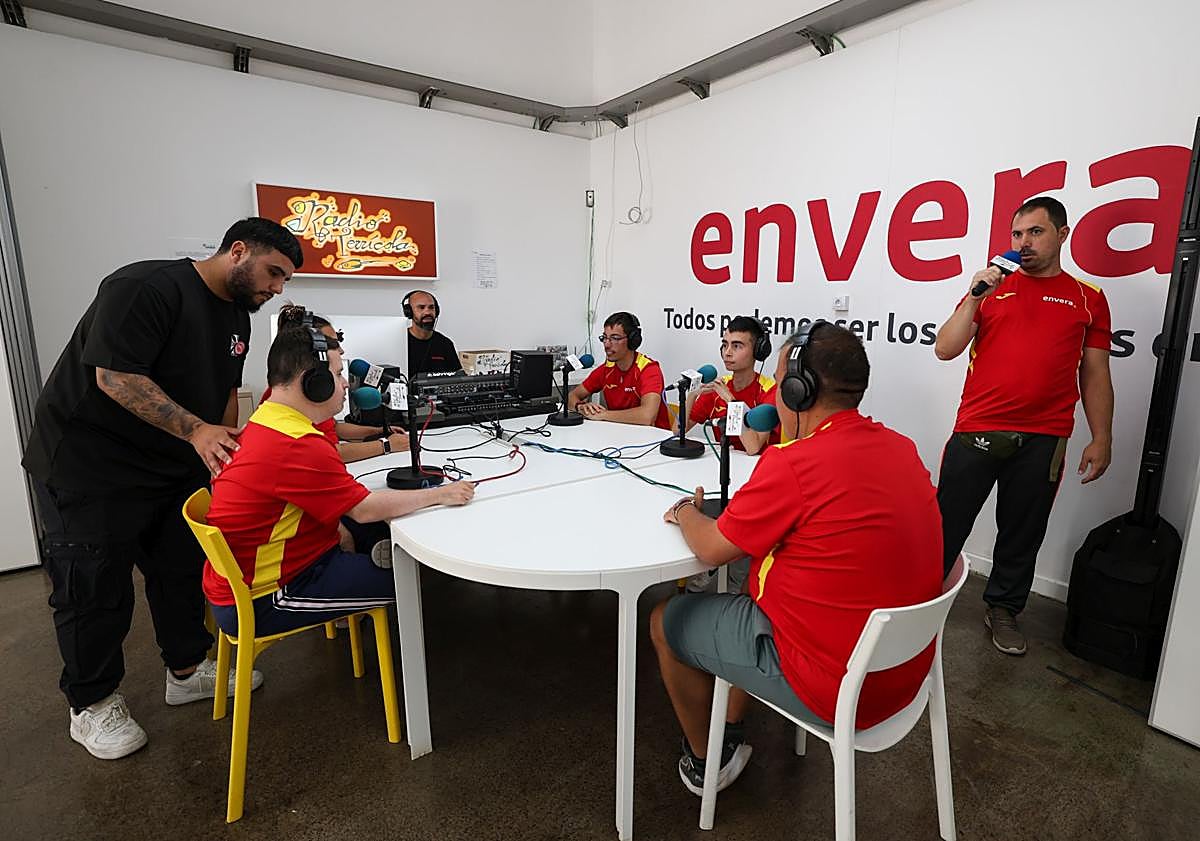 Imagen principal - En las imágenes, Radio Terrícola, labores en el centro ocupacional y la directoral territorial de Envera, Marta Cacho.