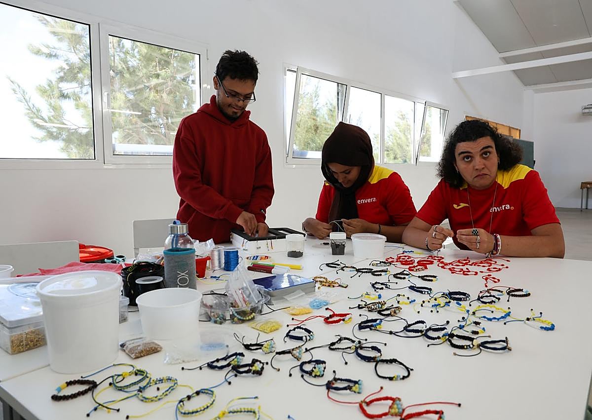 Imagen secundaria 1 - En las imágenes, Radio Terrícola, labores en el centro ocupacional y la directoral territorial de Envera, Marta Cacho.