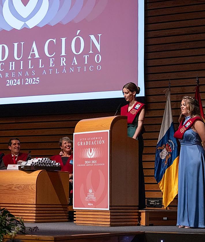 Imagen secundaria 2 - Emotiva Graduación en el 85º Aniversario del Colegio Arenas