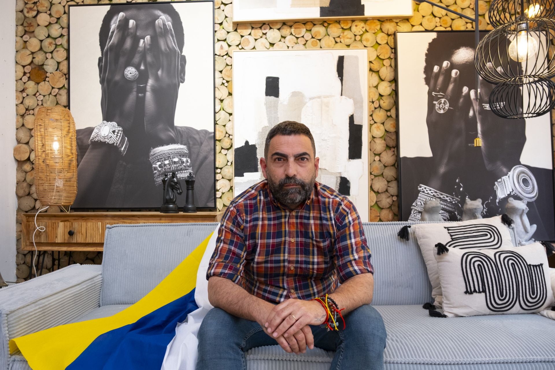 Luis Ferrera, en su tienda Nabiluz.