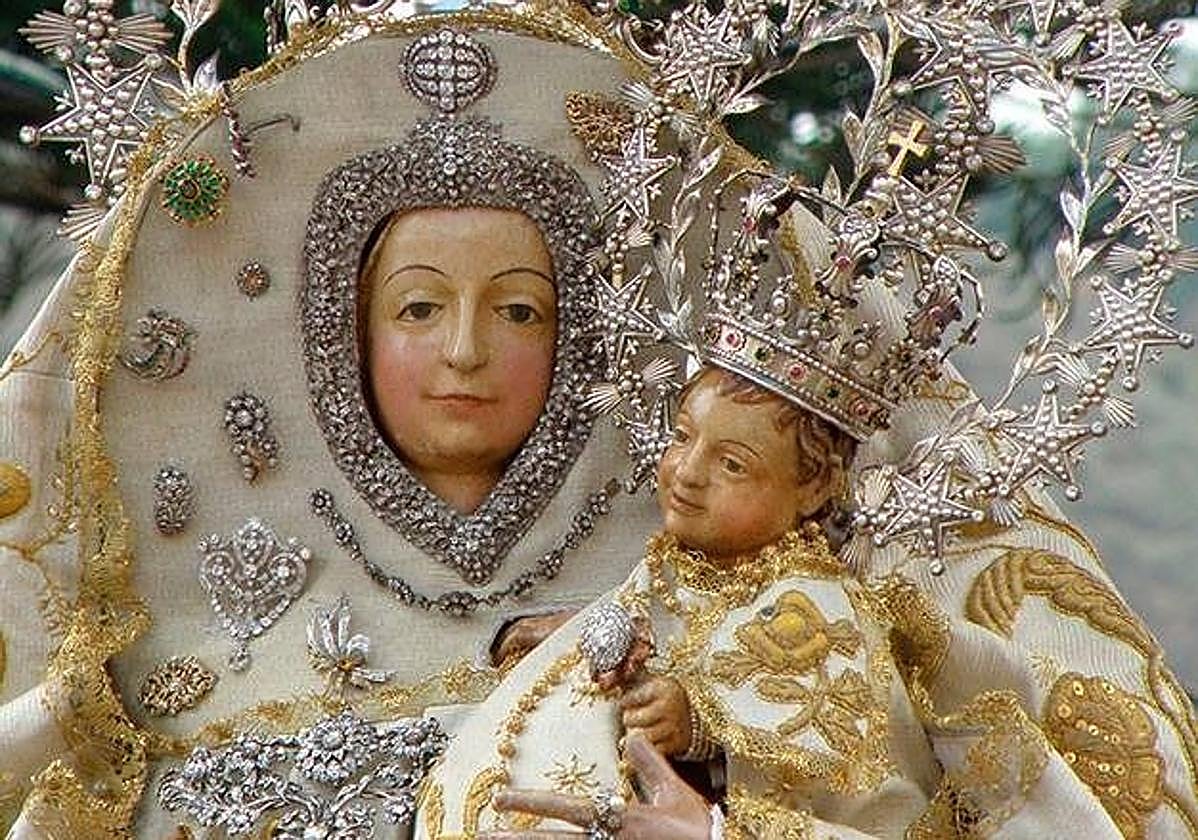 Imagen de la Virgen del Pino con el manto blanco tras su última restauración.
