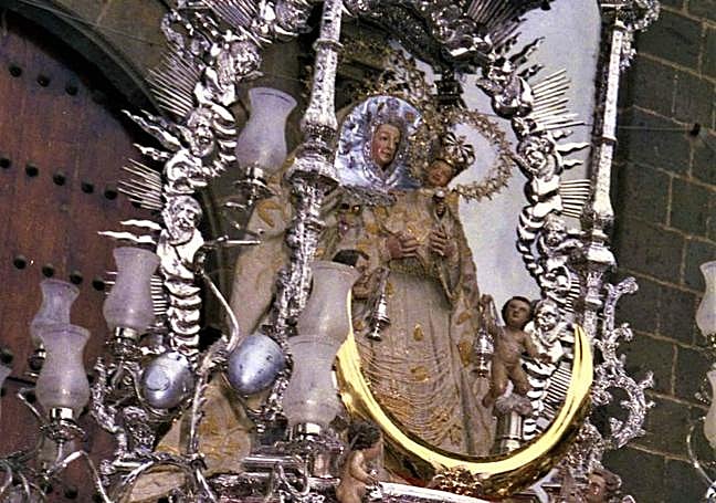 La Patrona de la Diócesis de Canarias con el manto blanco antes de su restauración.