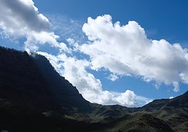 Perfil grancanario con nubes y claros.