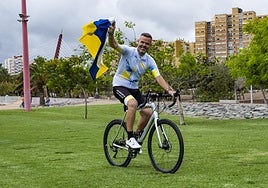 Yonay Perdomo, sobre su bicicleta.