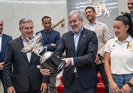 El presidente de Canarias recibe al Heidelberg tras su exitosa temporada en Liga Iberdrola.