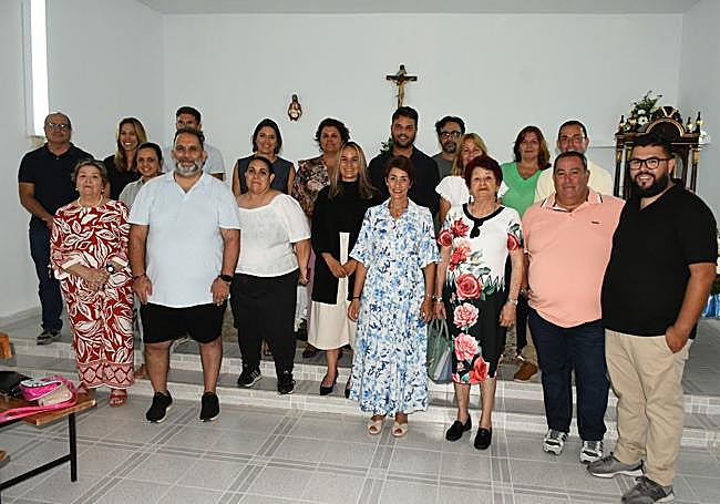 Foto de familia de cargos públicos y vecinos.