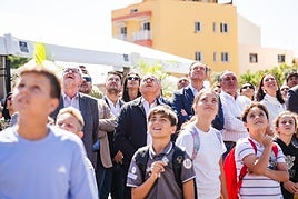 El público observa al dron con expectación en Playa de Santiago, entre ellos Casimiro Curbelo, presidente del Cabildo Gomera.