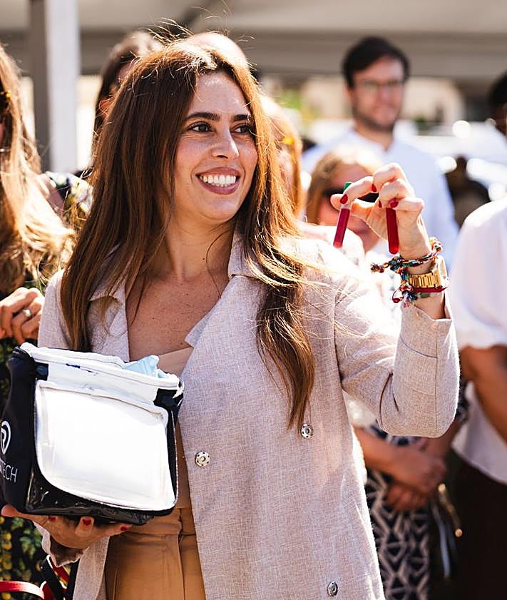 Imagen secundaria 2 - El dron y las muestras de sangre falsa transportadas (era zumo de arándanos frío).