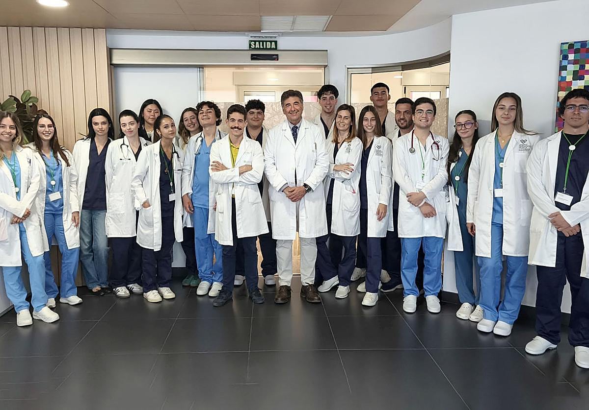 Grupal de los alumnos de medicina en prácticas de la UFPC, y los doctores Pedro C. Lara y Dr. Cristian Miranda.