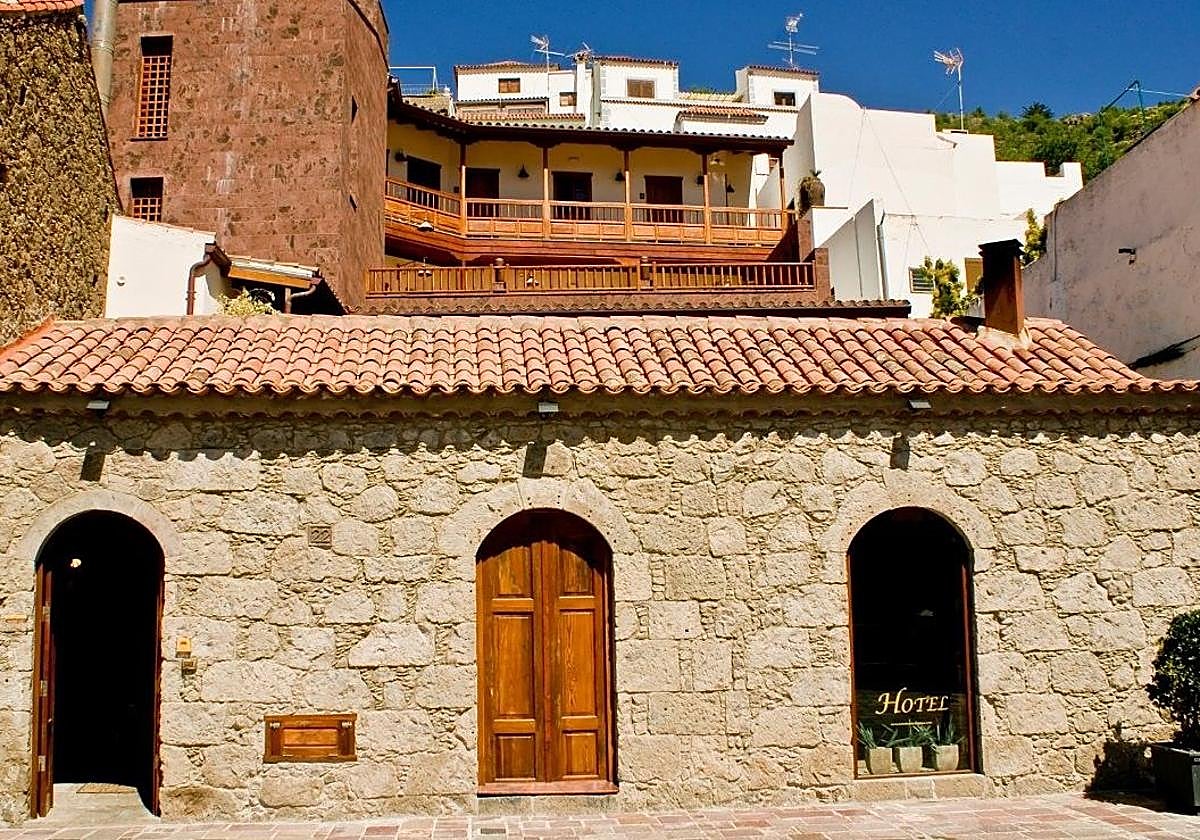 Fachada del Hotel Rural Fonda de la Tea, en el casco urbano de Tejeda.