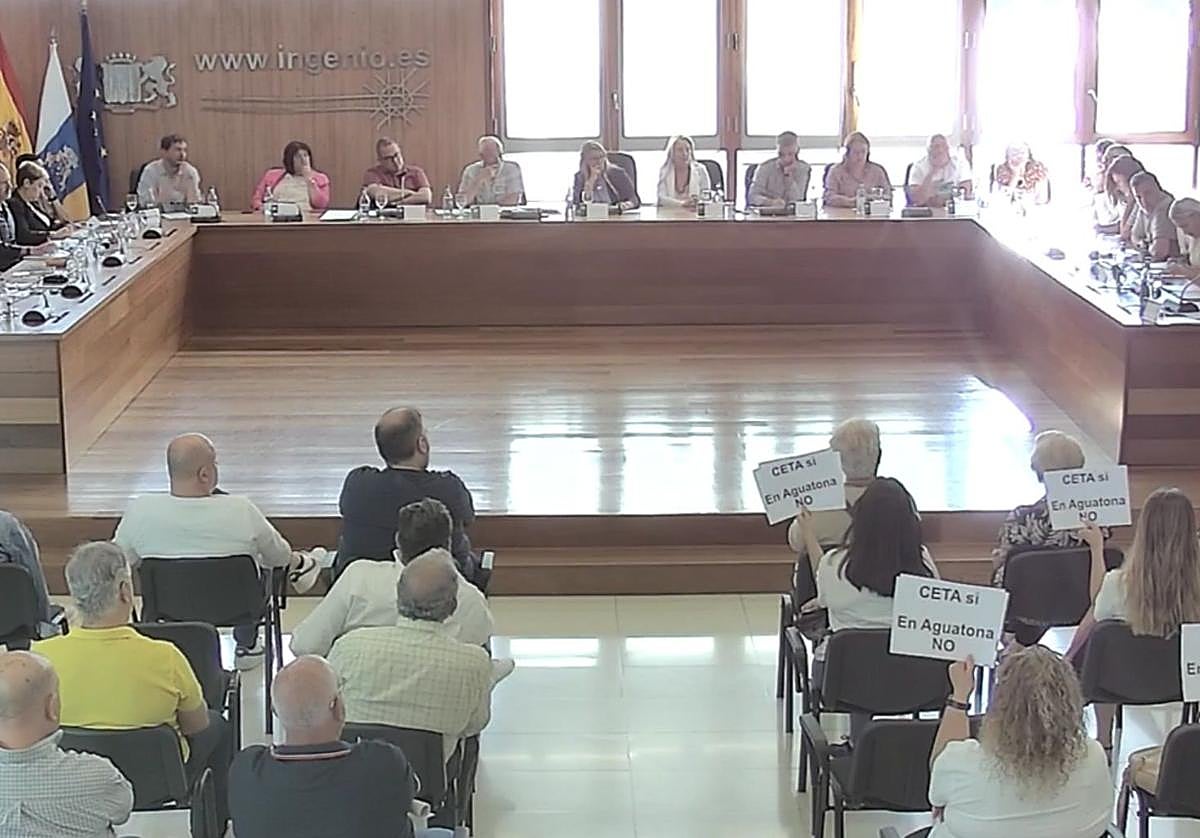 Protesta de los vecinos de Aguatona durante el pleno.