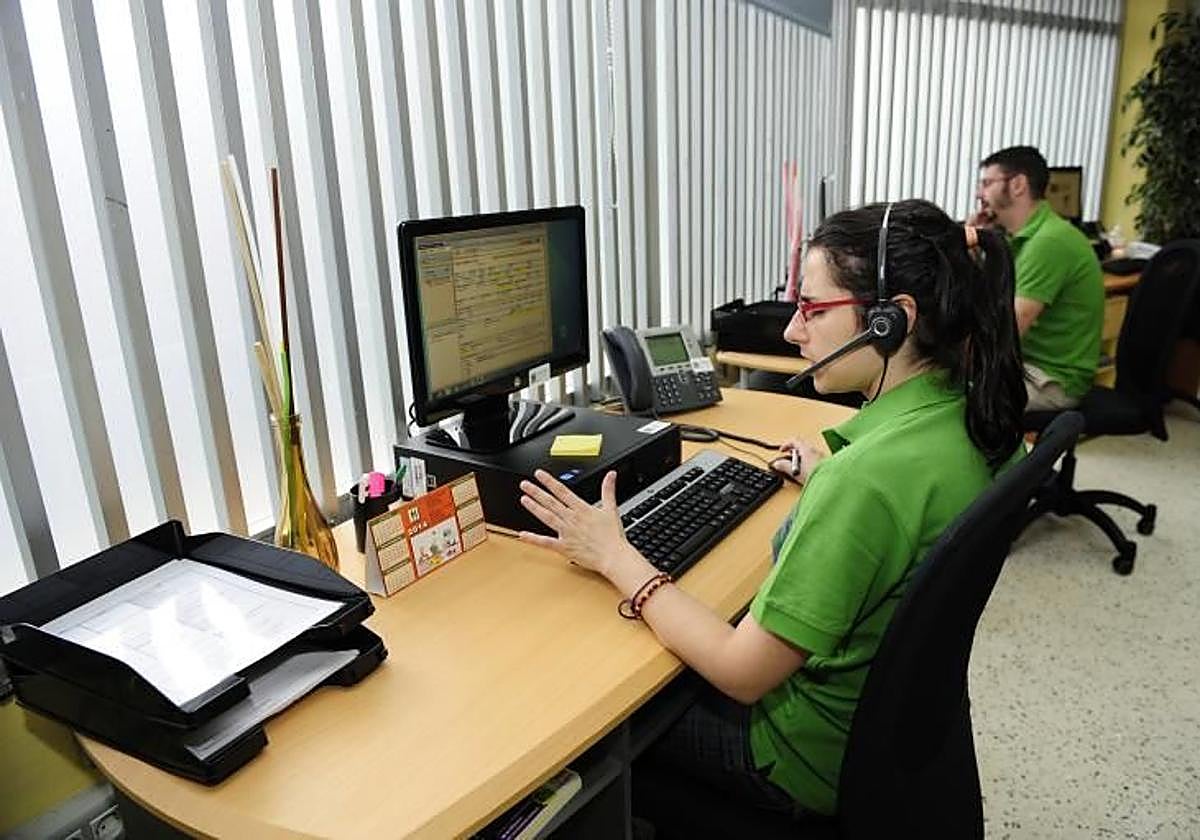 Imagen de archivo de una teleoperadora de un servicio privado de teleasistencia.