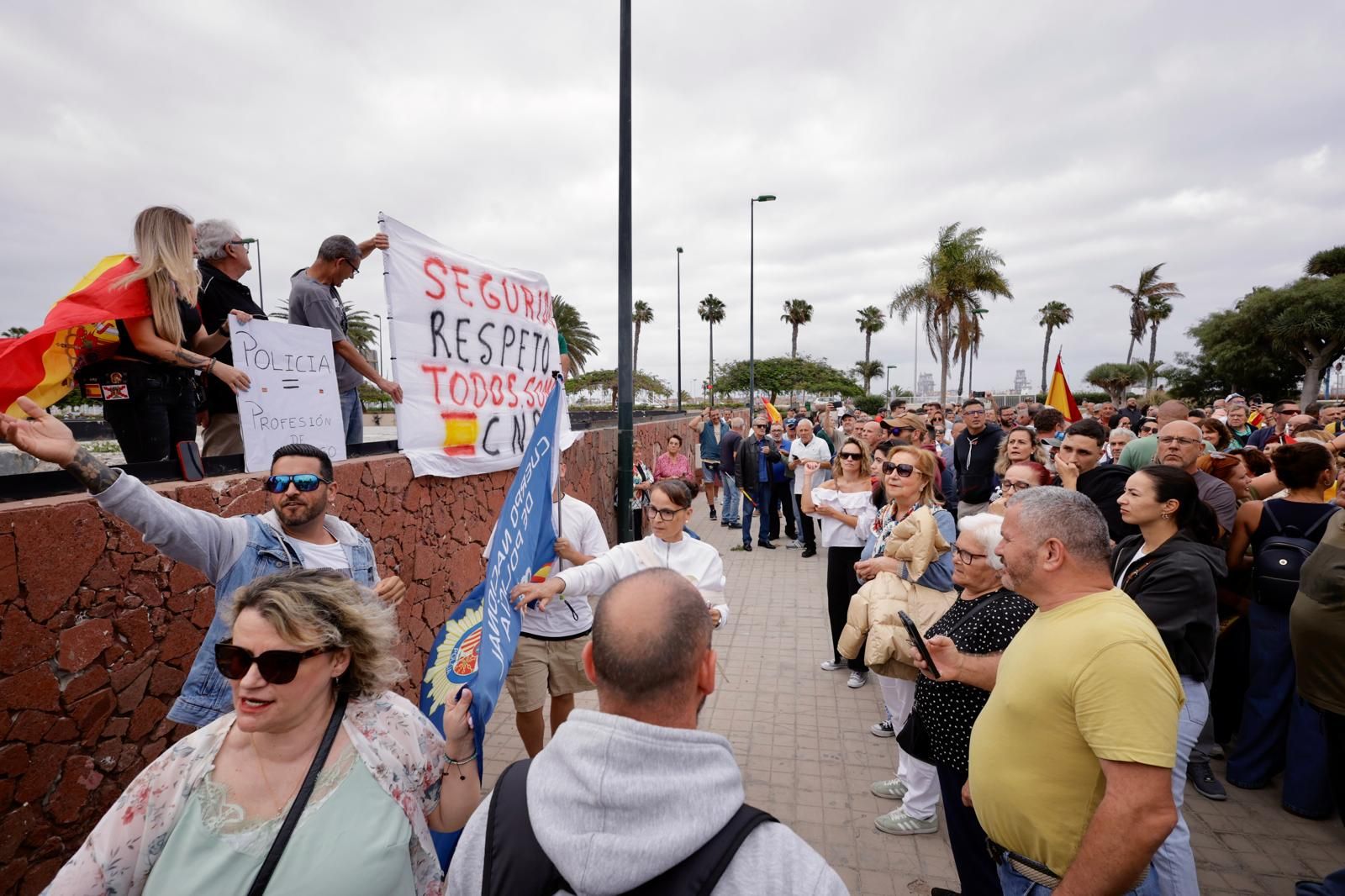Concentración multitudinaria en apoyo a la Policía Nacional en Gran Canaria