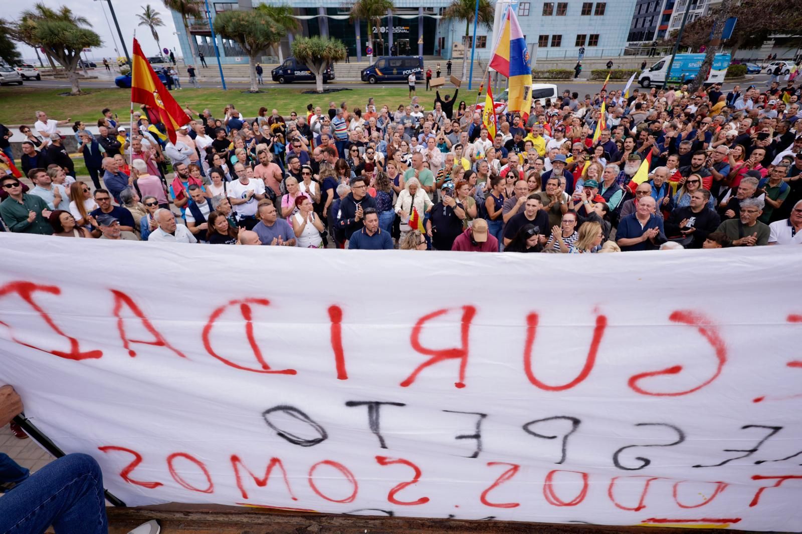 Concentración multitudinaria en apoyo a la Policía Nacional en Gran Canaria