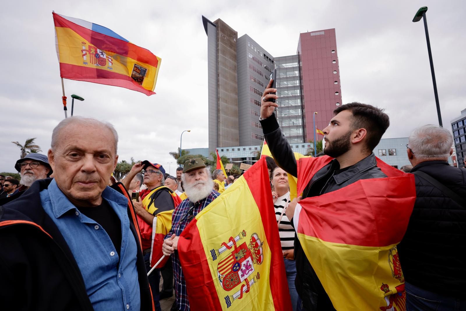 Concentración multitudinaria en apoyo a la Policía Nacional en Gran Canaria