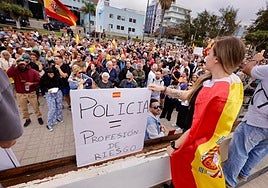 Concentración multitudinaria en apoyo a la Policía Nacional en Gran Canaria