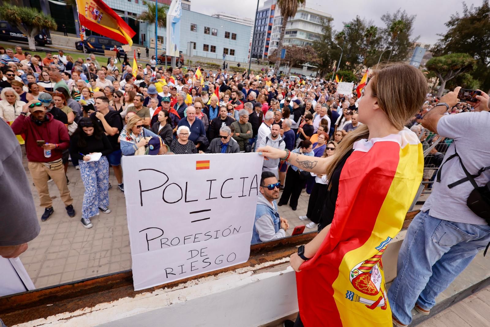 Concentración multitudinaria en apoyo a la Policía Nacional en Gran Canaria