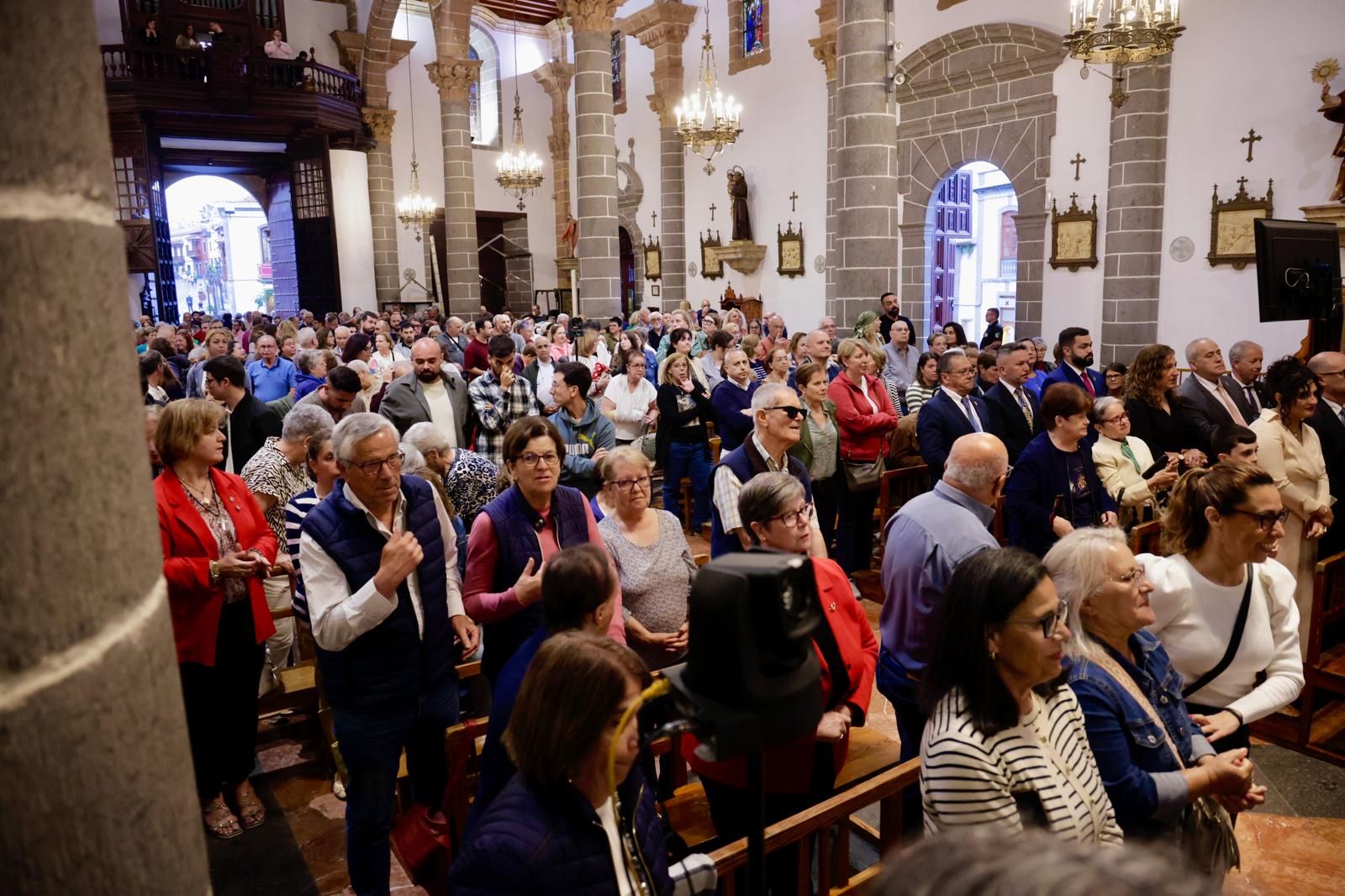 La Virgen del Pino baja del camarín en la basílica de Teror