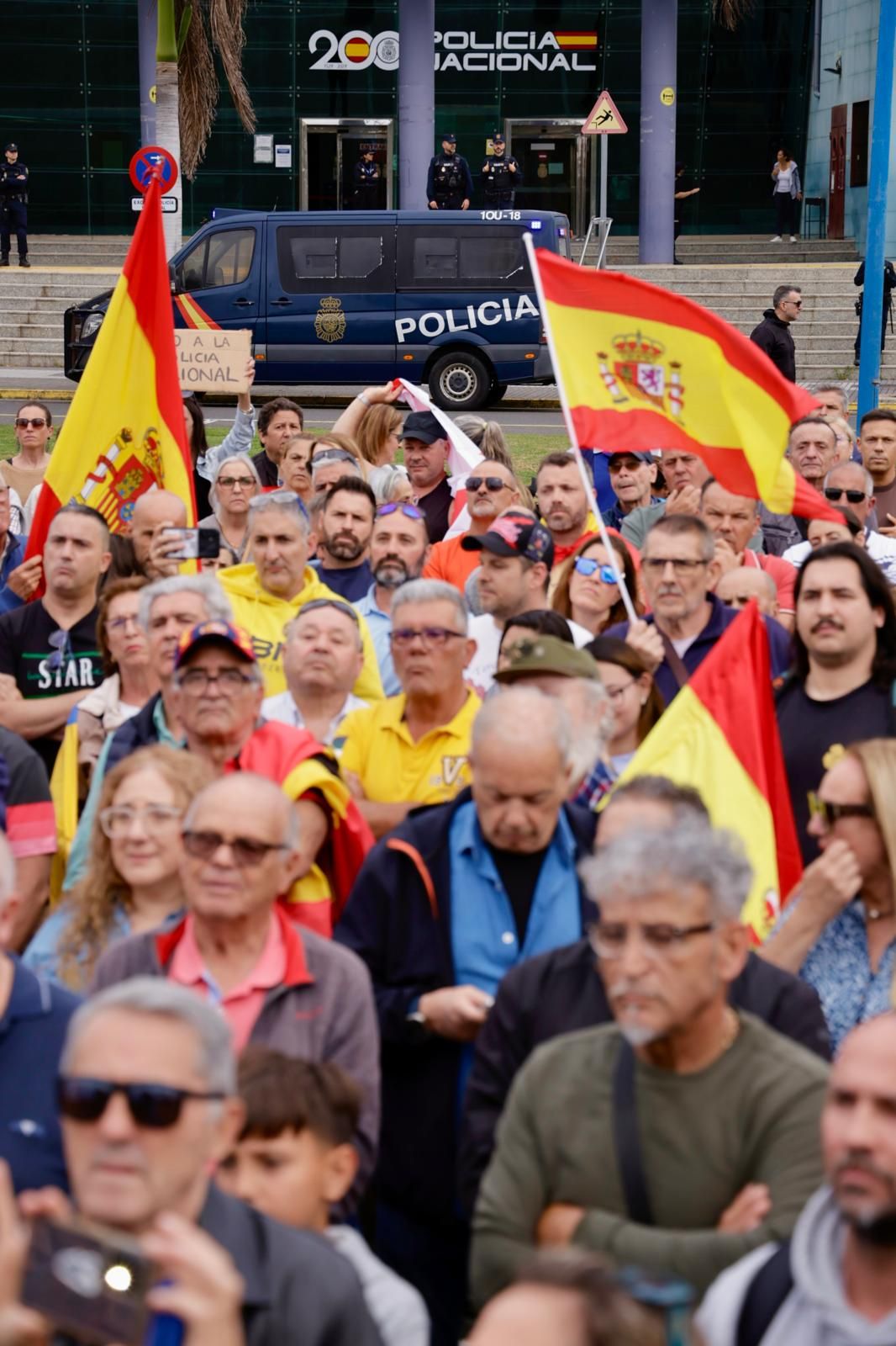 Concentración multitudinaria en apoyo a la Policía Nacional en Gran Canaria