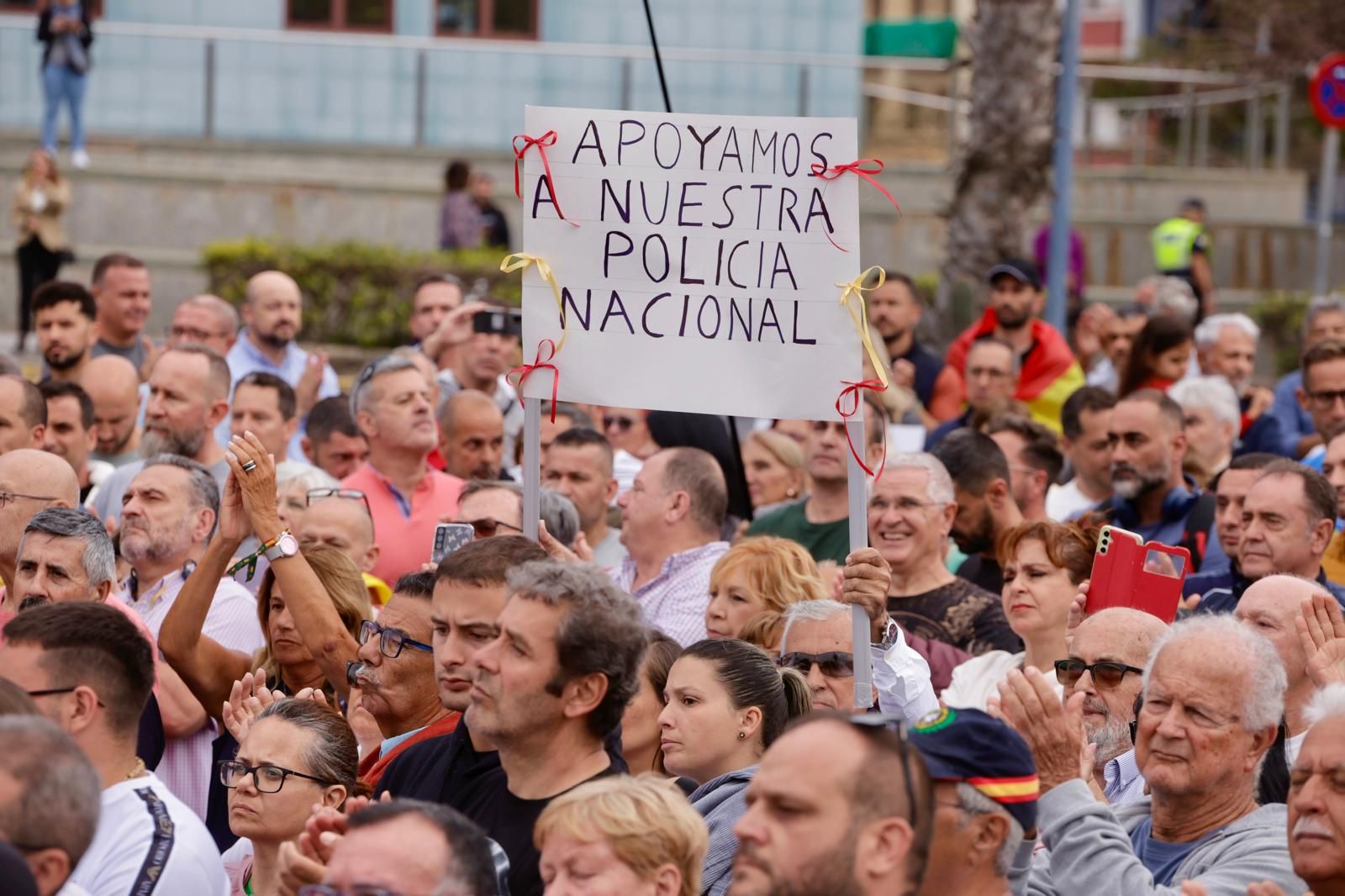 Concentración multitudinaria en apoyo a la Policía Nacional en Gran Canaria