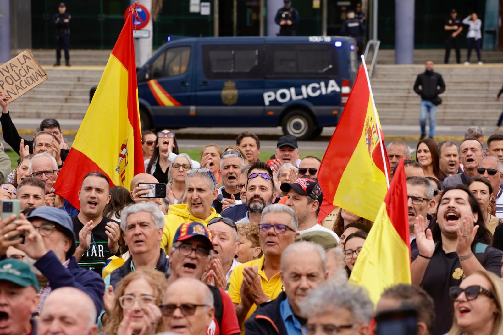 Concentración multitudinaria en apoyo a la Policía Nacional en Gran Canaria