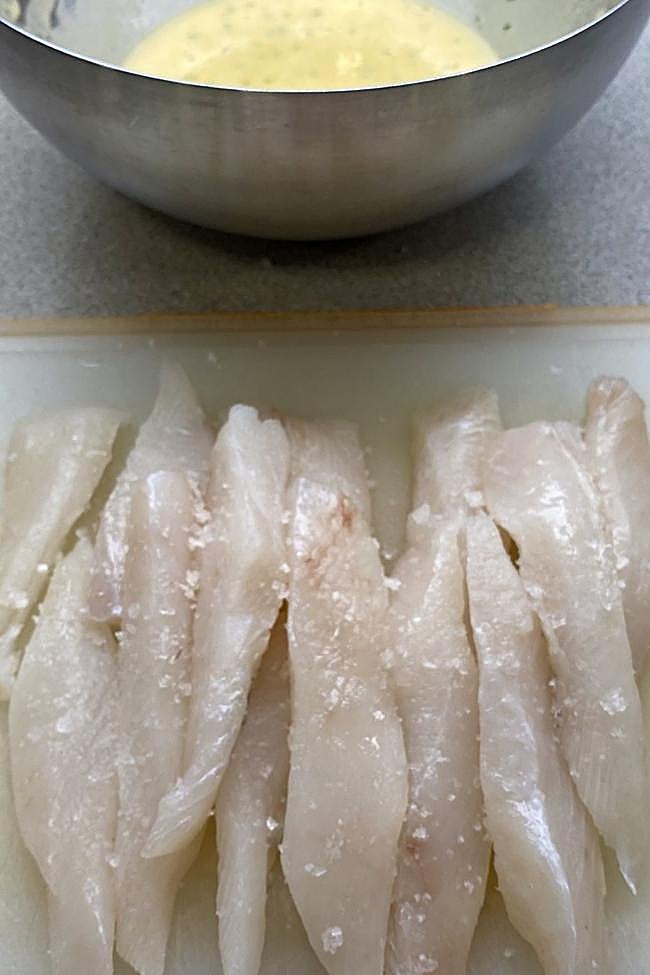 Cortamos los filetes de pescado en tiras