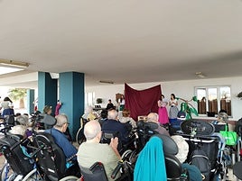 Estudiantes del IES Lomo de la Herradura celebran el Día de Canarias junto a los mayores de la Residencia de Taliarte.