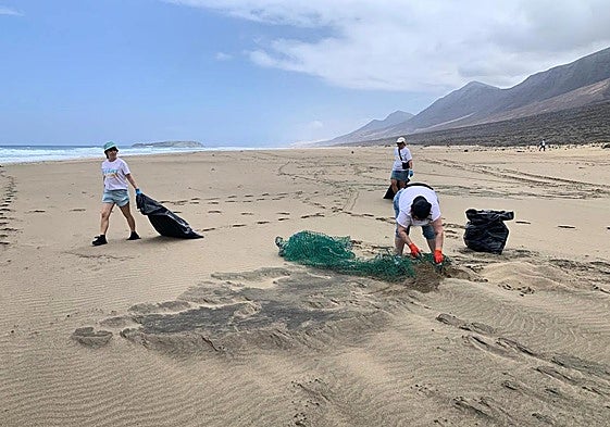 Voluntarias de la campaña de limpieza de Cofete.