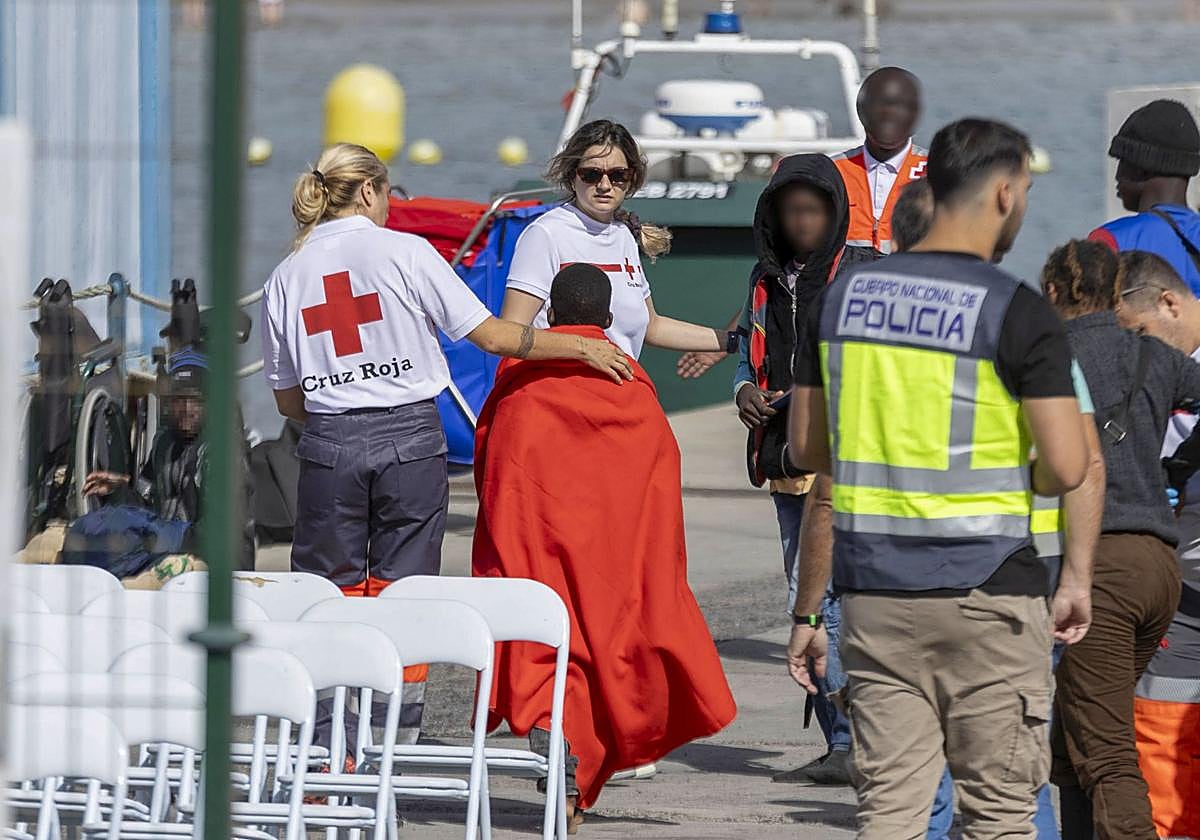 Llegada de migrantes a Los Cristianos, en Tenerife, entre ellos varios menores.