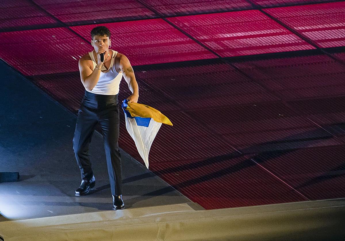 Quevedo, con la bandera canaria, durante su actuación del pasado sábado.