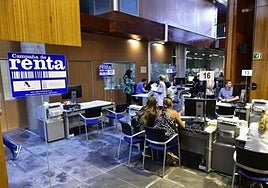 Imagen de archivo de ciudadanos realizando la declaración de la renta presencial.