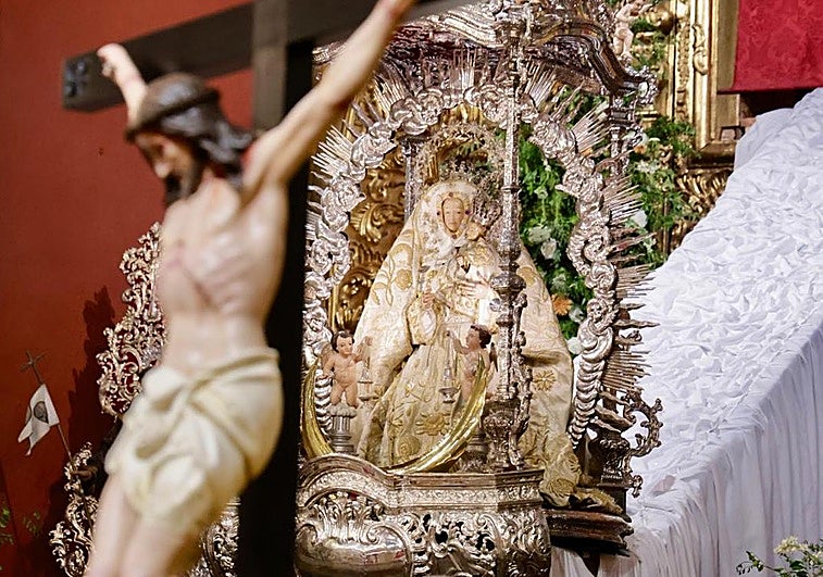 La Virgen del Pino en su descenso desde el camarín este martes.