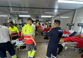 Imagen de los sanitarios acompañando a los heridos en el hospital.