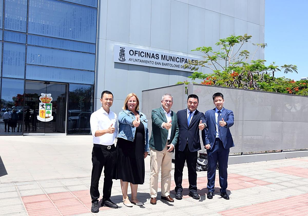 Representantes de ambos municipios, a las puertas de las Oficinas Municipales.