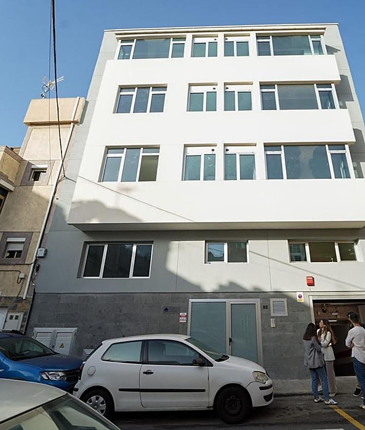 Imagen secundaria 2 - Lizjenny e Iliana, en el acto de entrega de llaves. Debajo, Rosario ya en su casa y el edificio de viviendas protegidas.