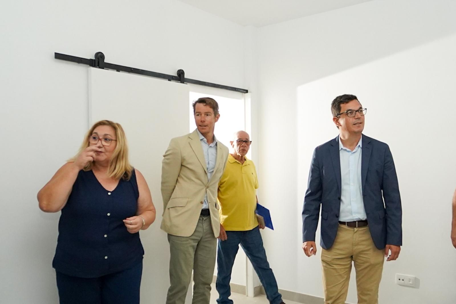 Imagen secundaria 1 - Lizjenny e Iliana, en el acto de entrega de llaves. Debajo, Rosario ya en su casa y el edificio de viviendas protegidas.